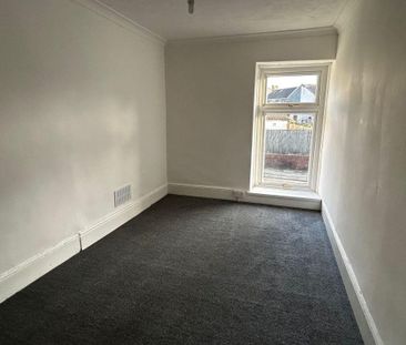 3 bedroom end of terrace house to rent - Photo 2