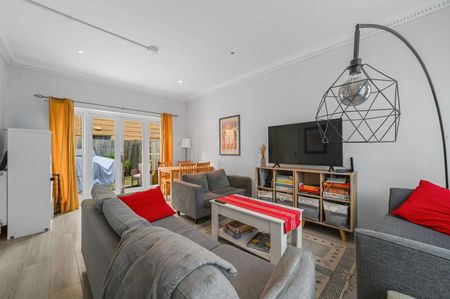 Charming four-bedroom terraced home in the heart of East London - Photo 2