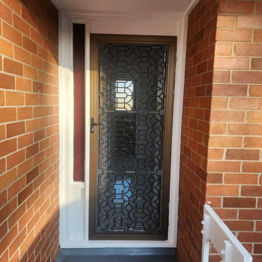 “Charming 3-Bedroom Family Home for Rent in Heberham” - Photo 1