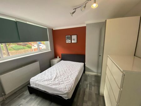 1 bedroom in a house share to rent - Photo 2