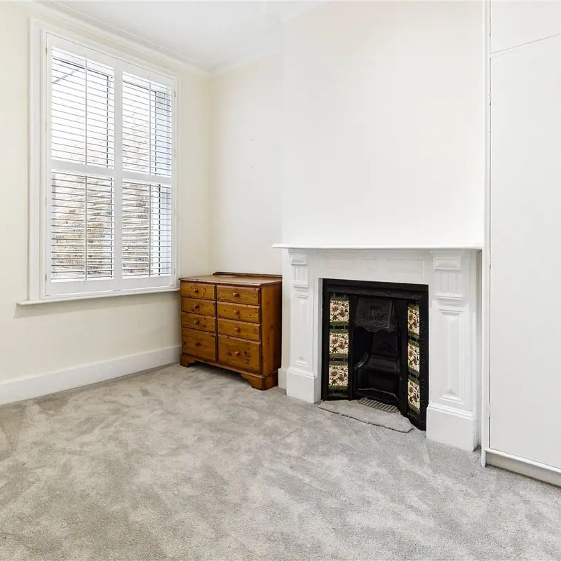 2 bedroom flat in London - Photo 2