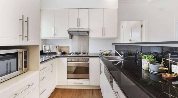 Character apartment on Tinakori Road - Photo 1