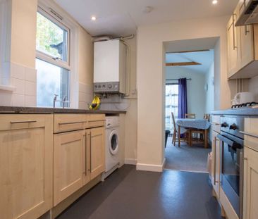 Featuring two stunning designer shower rooms - Photo 6