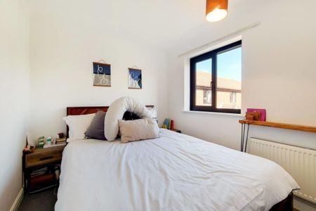 2 Bed Semi-Detached House, Rosethorn Close, SW12 - Photo 4