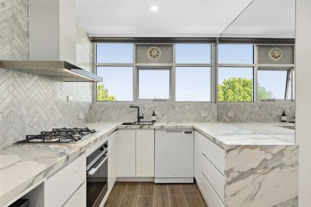 Elegant Garden Residence with Northerly Views in Toorak's Prestigious River Precinct - Partially Furnished - Photo 4