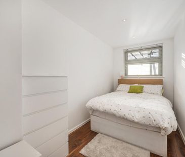 2 bedroom flat in London - Photo 1