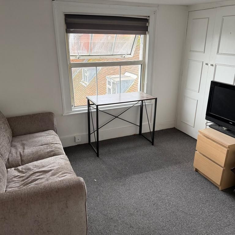 Studio to rent - Photo 1