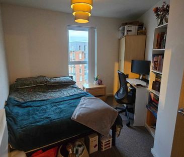 2 bedroom flat to rent - Photo 2