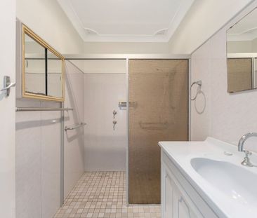 Three bedroom home moments from the beach - Photo 6