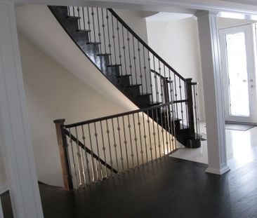For Lease - 138 Shadow Falls Drive, Richmond Hill, Ontario - Photo 2