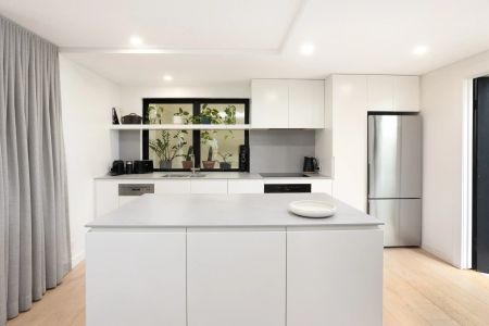 Updated Parkside Townhouse Moments from the Iconic Bondi Beach - Photo 2
