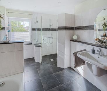 Moderne 3-Zimmer- Wohnung mit Garten und großem Carport - Photo 4