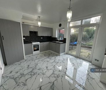 2 bedroom terraced house to rent - Photo 4