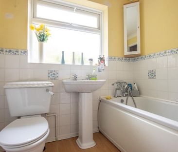 3 bedroom semi-detached bungalow to rent - Photo 4