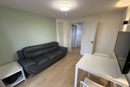 1 bedroom in a house share to rent - Photo 2