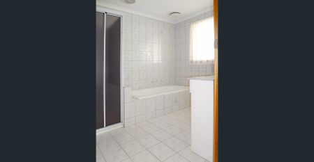 BEAUTIFUL FAMILY HOME IN PRIME LOCATION - Photo 3