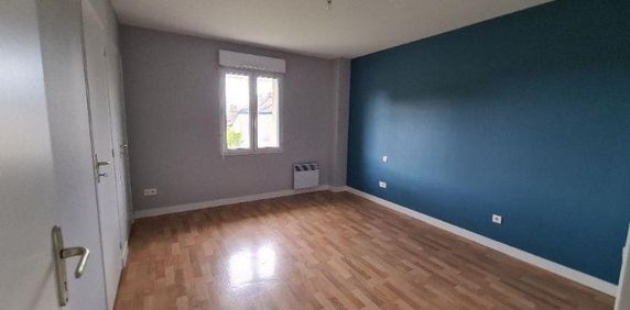 Au rez-de-chaussée d'un petit immeuble situé dans le bourg de SAINT-MARC-LE-BLANC, un apparteme... - Photo 2