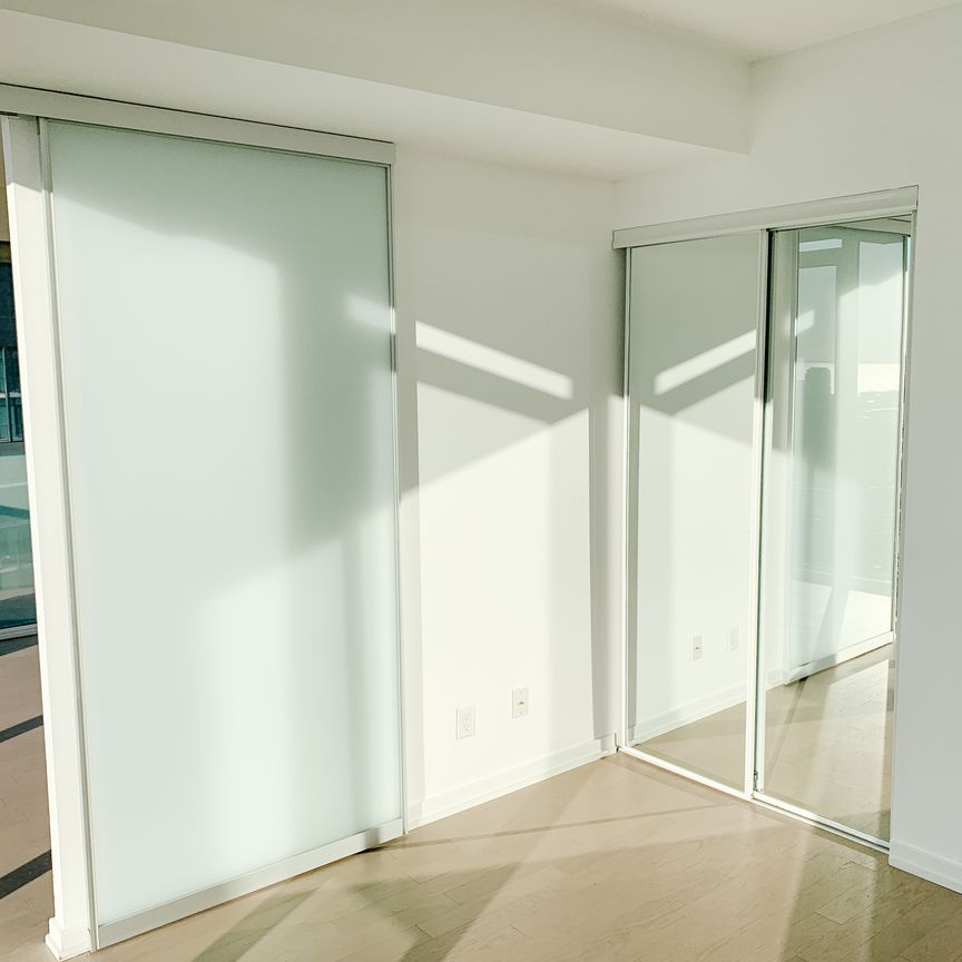 Sunfilled 2Bed, 2Bath Corner unit 101 Peter, 38th floor - Photo 1