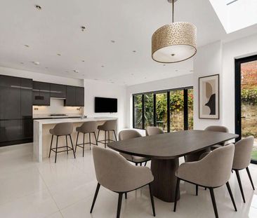 Well-presented 3 bedroom family house with parking for 2 cars and a private garden. - Photo 1