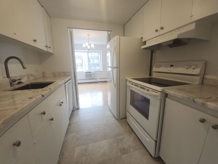 Ville-Marie : Grand appartement rénové avec une chambre, offert en location ! - Photo 3