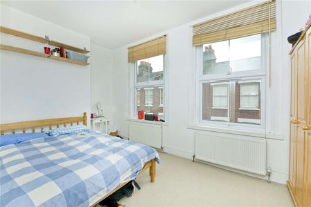 A wonderful four bedroom period house, with two bathrooms and a courtyard split over three levels measuring at 1050sq/ft. - Photo 3