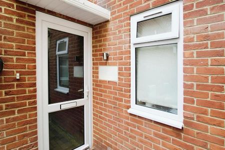 3 bedroom flat to rent - Photo 4