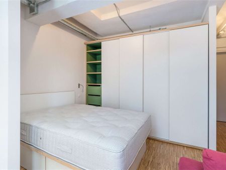 Spacious studio apartment located in the heart of Wandsworth close to Southside Shopping Center. The property is furnished and benefits from a private balcony. - Photo 3