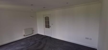 Available 3 Bed House - end terrace - Photo 3
