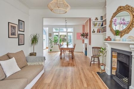 Stunning House - Photo 3