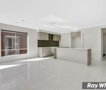 Family Living Made Easy in the Heart of Tarneit! - Photo 2