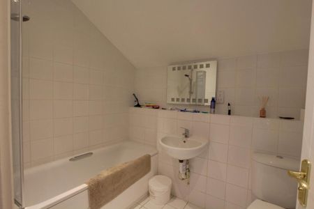 3 bedroom semi-detached house to rent - Photo 5