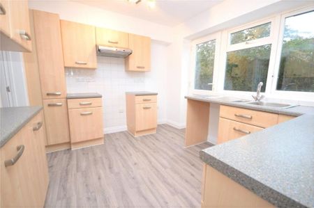 3 Bed Terraced House, Beavers Crescent, TW4 - Photo 5