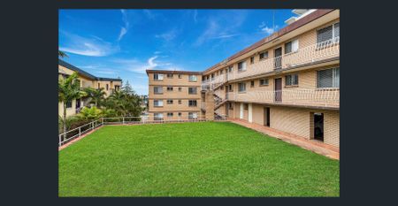 TOP FLOOR UNIT IN PRIME LOCATION - Photo 3