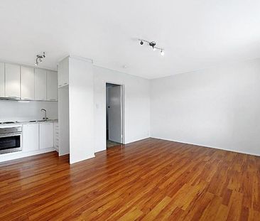 Neat Start In Northcote - Photo 3