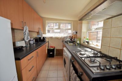 4 bedroom House in Norwood Place, Leeds - Photo 5