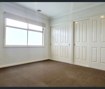 MODERN & LUXURIOUS RESIDENCE - Photo 2