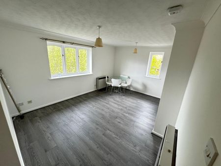 1 Bed Flat, Pittman Gardens, IG1 - Photo 3