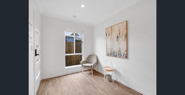 MODERN, FULLY FURNISHED, STUDIO APARTMENT - Photo 1