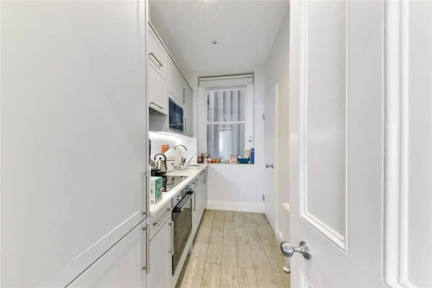 2 bedroom flat in London - Photo 1