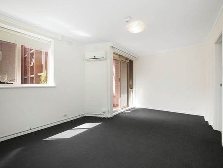 Two Bedroom One Block From Beach! - Photo 2