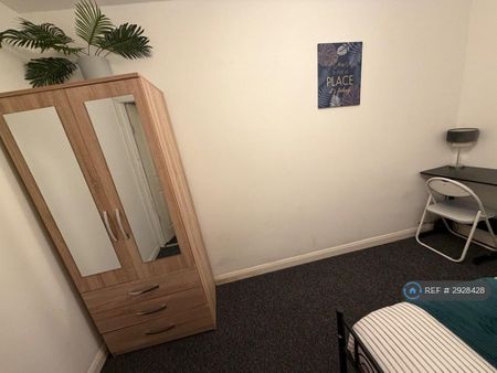 3 bedroom flat to rent - Photo 4