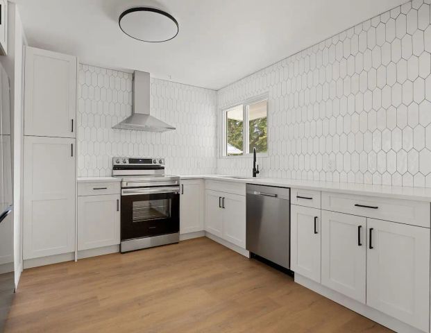 Fully Renovated 2 BR Half Duplex Main Suite in ROSEMONT, brandnew appliances! — 2 Bedrooms Main Floor - Photo 1