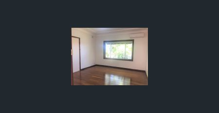 Large family home only footsteps to Epping West Public School - Photo 4