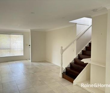 2 BEDROOM TOWNHOUSE IN THE HEART OF MACQUARIE FIELDS - Photo 1