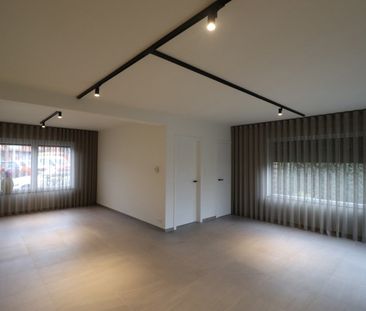 Een recent gerenoveerde woning met 3 slaapkamers, terras en garage. - Foto 5