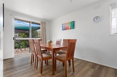 Charming 3-Bedroom Home with Ample Natural Light in Lalor - Photo 4