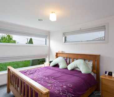 GREAT FAMILY HOME WITH DUCTED HEATING AND COOLING - Photo 3