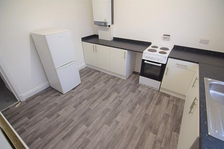 To Let 2 Bed Flat - Photo 5