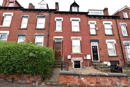 7 bedroom House in Woodsley Road, Leeds - Photo 2