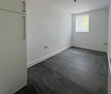5 bedroom end of terrace house to rent - Photo 2